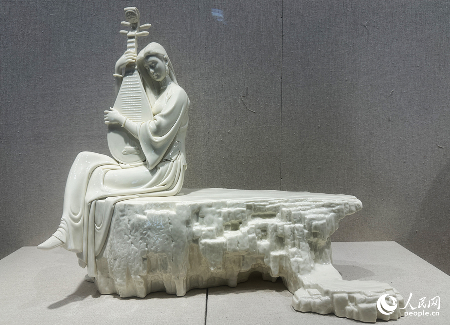 11.文創(chuàng)園內(nèi)的臻峰大師藝術(shù)館目前已入駐100多位工藝美術(shù)大師、陶瓷藝術(shù)大師，有近千件陶瓷藝術(shù)精品。此為館內(nèi)展品。人民網(wǎng)記者 劉卿攝