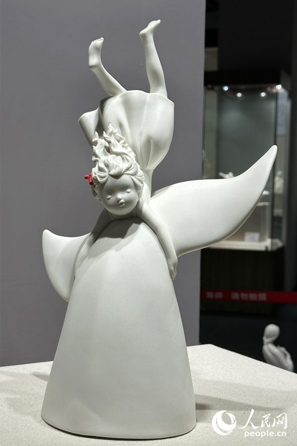 12.館內(nèi)展品涵蓋傳統(tǒng)、現(xiàn)代，瓷塑、彩繪等。此為館內(nèi)展品，體現(xiàn)現(xiàn)代主題元素。人民網(wǎng)記者 劉卿攝