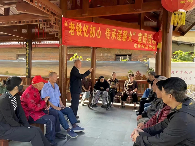 主題教育期間，龍巖市組建“銀發(fā)宣講小分隊”，引導(dǎo)一批有宣講專長的銀發(fā)人才深入社區(qū)、鄉(xiāng)村開展宣講活動，讓黨的創(chuàng)新理論飛入尋常百姓家。.jpg