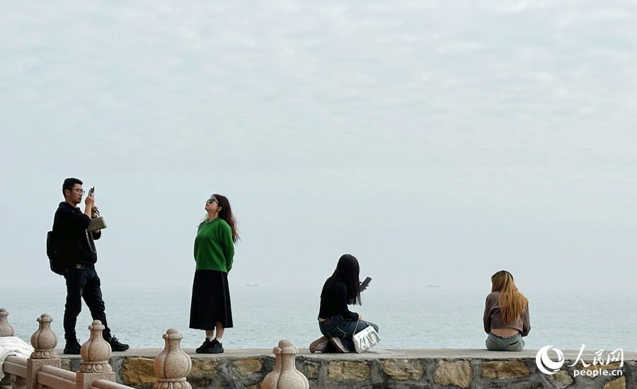 12月9日，泉州石獅市永寧鎮(zhèn)，游客打卡“網(wǎng)紅”景點(diǎn)洛伽寺。人民網(wǎng)記者 劉卿攝