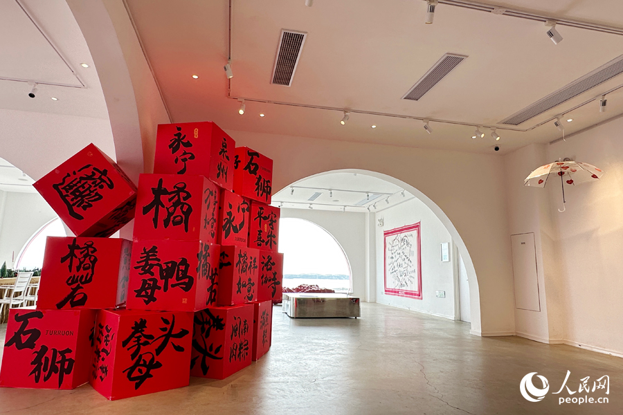 橘若咖啡民宿藝術(shù)館（黃金海岸店）內(nèi)不定期策劃主題藝術(shù)展。人民網(wǎng)記者 劉卿攝