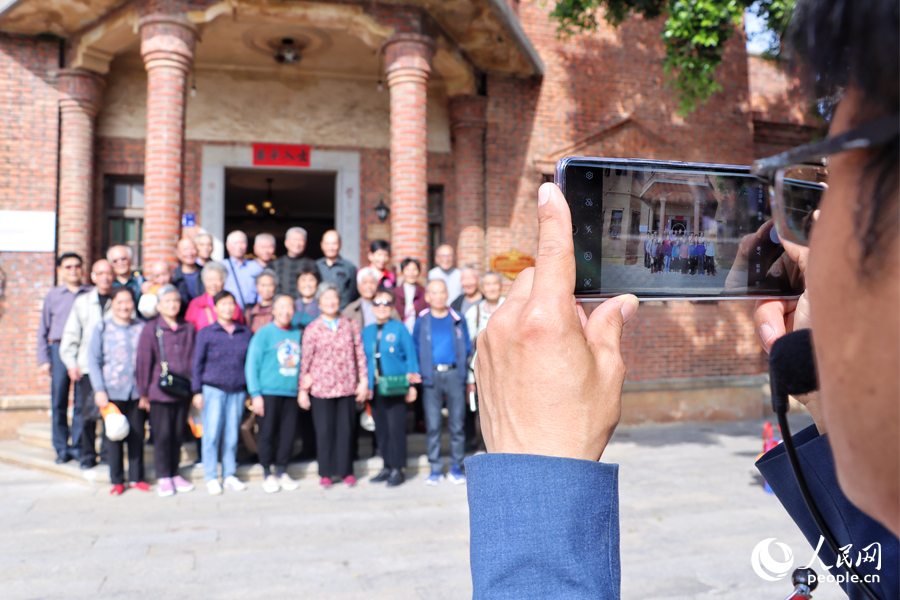 12月10日，在泉州晉江市梧林傳統(tǒng)村落，前來參觀的游客紛紛打卡留念。人民網(wǎng)記者 劉卿攝