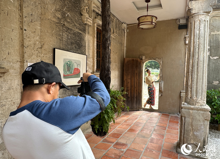 12月10日，泉州晉江市梧林傳統(tǒng)村落，不少游客身著“娘惹”服飾前來(lái)打卡。人民網(wǎng)記者 劉卿攝