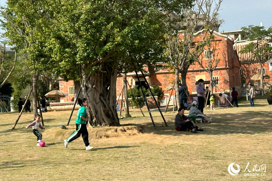 12月10日恰逢周末，泉州晉江市梧林傳統(tǒng)村落吸引不少家庭來駐足休閑。人民網(wǎng)記者 劉卿攝