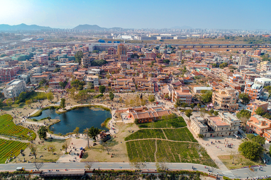 梧林傳統(tǒng)村落人流如織。陸恒攝