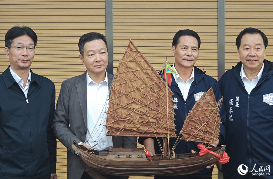 座談會(huì)后，福州市連江縣委書(shū)記陳勁松代表連江縣向馬祖參訪(fǎng)團(tuán)贈(zèng)送“福船”作為紀(jì)念品。人民網(wǎng) 黃東儀攝