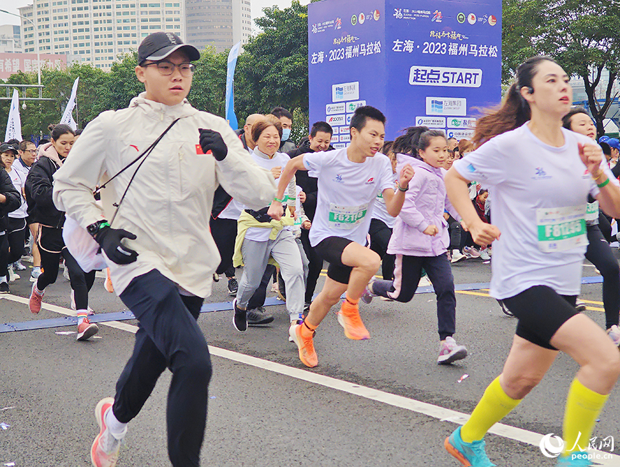 參加本次福馬“健康跑”項(xiàng)目的選手盡情奔跑。人民網(wǎng) 黃東儀攝