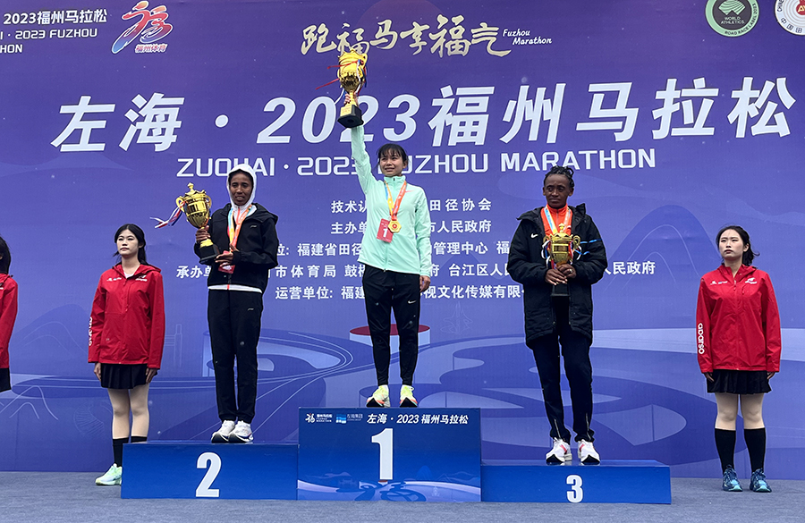 男子全程冠軍抵達(dá)終點(diǎn)。盧楊靜攝