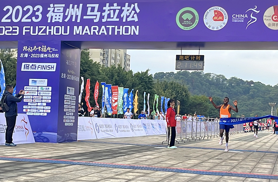 女子全程馬拉松前三名上臺領(lǐng)獎。盧楊靜攝