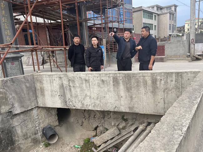 福清市交通局到蒜嶺村現(xiàn)場(chǎng)協(xié)調(diào)公交亭選址。福清市委組織部供圖