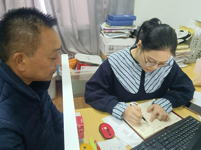 黨建指導(dǎo)員姚淑玲和梁仁發(fā)商討解決措施。福清市委組織部供圖