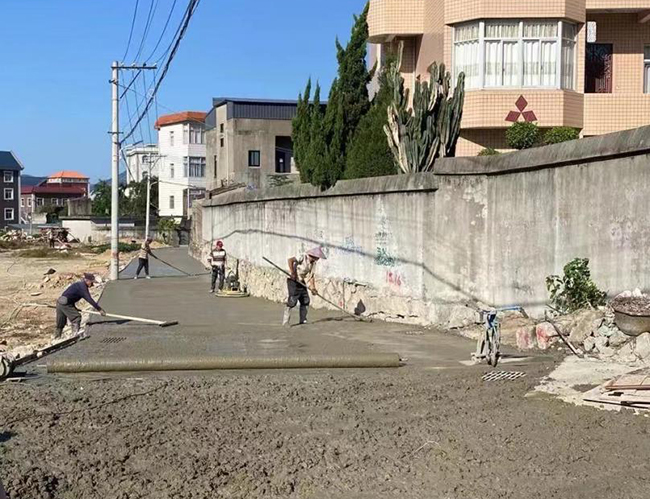 東嶠村道路改造施工現(xiàn)場(chǎng)。福清市委組織部供圖