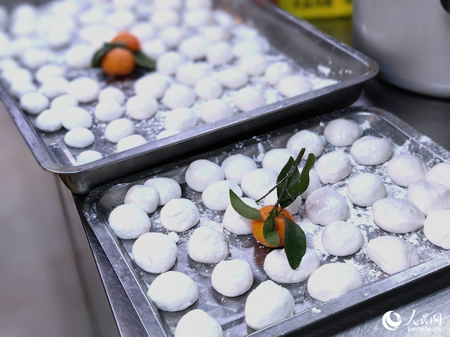 在福建，冬至又叫做“冬節(jié)”。搓“米時(shí)”時(shí)，通常用竹籮，籮中放福橘，意為“搓圓”，祈盼團(tuán)圓。人民網(wǎng) 葉青卿攝