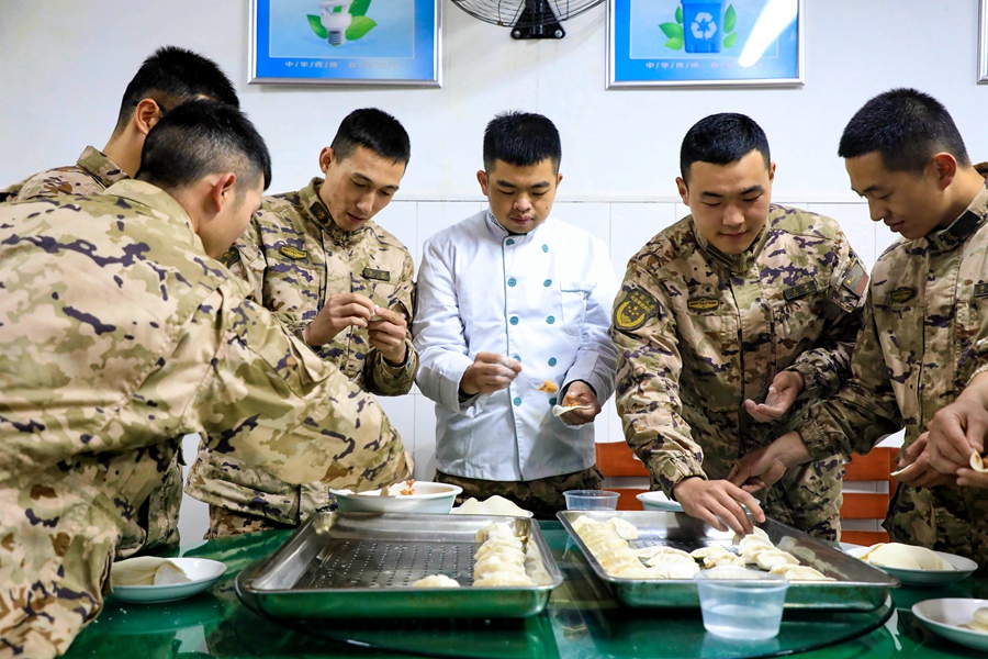 在南平，武警南平支隊(duì)組織官兵包餃子、煮湯圓，滿(mǎn)足南北方官兵不同的節(jié)日需求。張陳宇攝