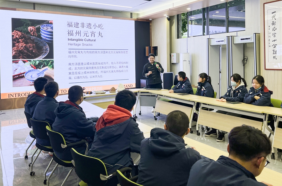 福州市臺(tái)江區(qū)上下杭社區(qū)黨委與福州四中共同將福建非遺小吃“福州元宵丸”引進(jìn)校園，情暖冬至非遺相伴，傳統(tǒng)文化薪火相傳。陳錦攝