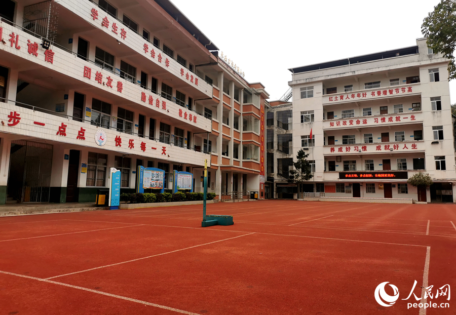 連城縣莒溪鎮(zhèn)中心小學(xué)的新操場(chǎng)。人民網(wǎng)記者 林曉麗攝