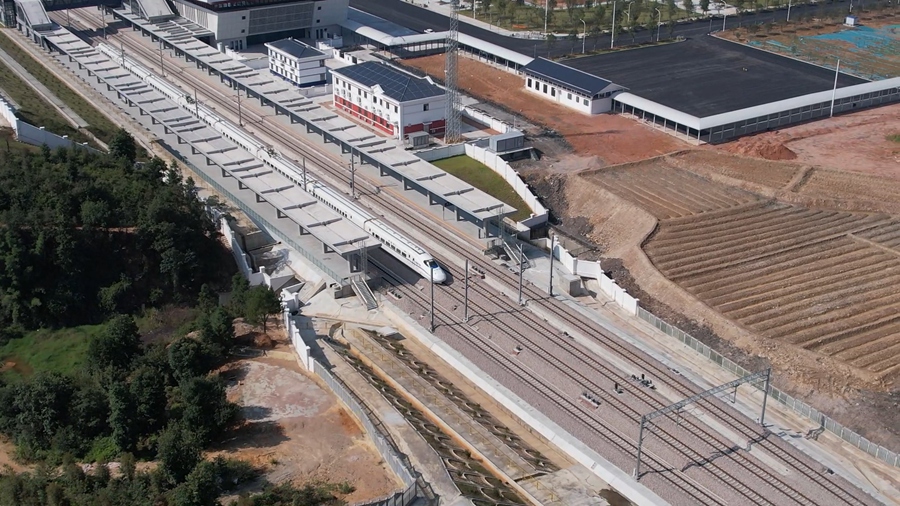 列車從武平站發(fā)車。張城鑫攝