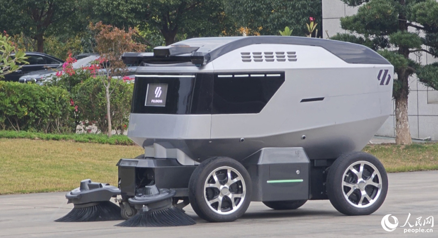 福龍馬集團(tuán)研發(fā)的城服機(jī)器人SD15無人清掃機(jī)器人正在清掃園區(qū)。人民網(wǎng) 黃東儀攝