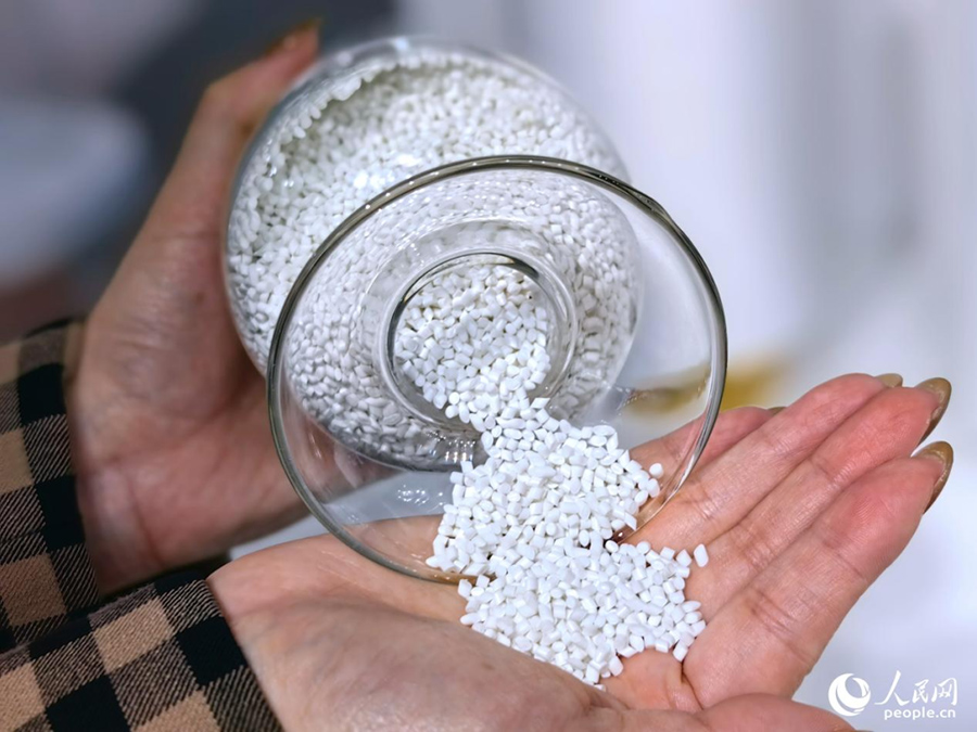 圖為聚酰胺-6切片（主要原料是己內(nèi)酰胺），其下游廣泛應(yīng)用于紡絲、工業(yè)塑料、薄膜等領(lǐng)域。人民網(wǎng) 葉青卿攝