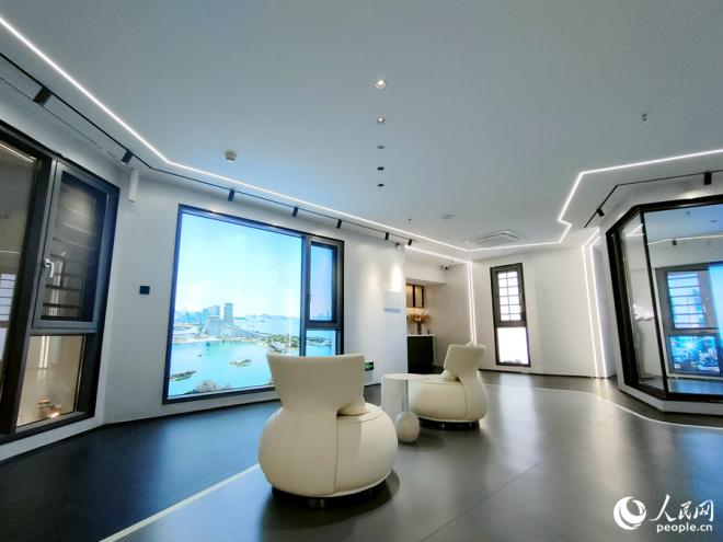 圖為施米德科技智慧生活體驗(yàn)館，窗外是風(fēng)光旖旎的廈門(mén)同安灣。人民網(wǎng)記者 陳博攝