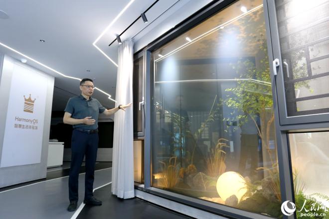 智能窗、智能玻璃的生活微場(chǎng)景演示。人民網(wǎng)記者 陳博攝