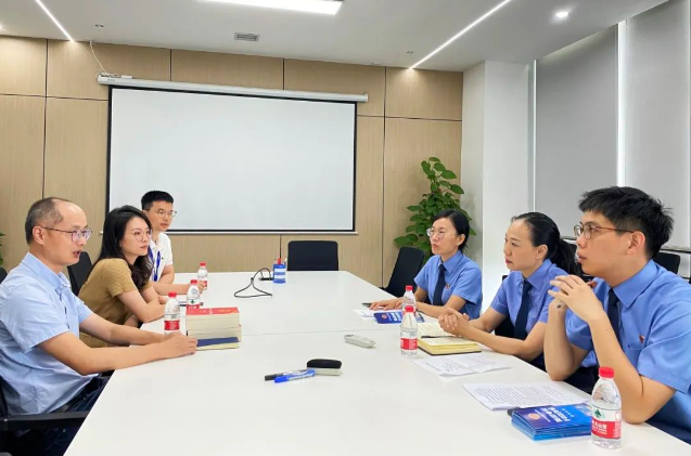 集美區(qū)人民檢察院干警與企業(yè)代表會談。廈門市集美區(qū)政法委供圖