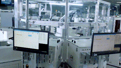 在立達(dá)信智能車間，機(jī)器在不停運(yùn)轉(zhuǎn)。