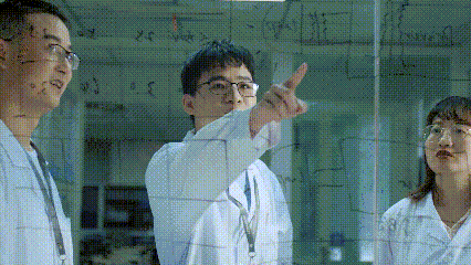 在立達(dá)信車間內(nèi)，工作人員正忙碌作業(yè)。