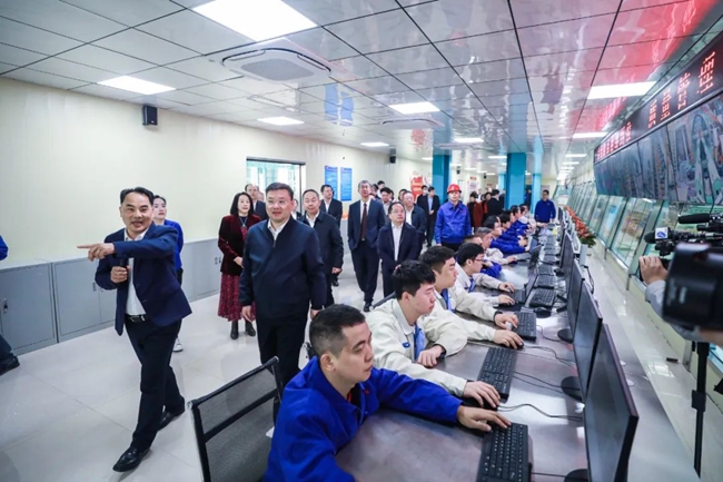 嘉賓參觀項目生產(chǎn)線。薌城區(qū)融媒體中心供圖