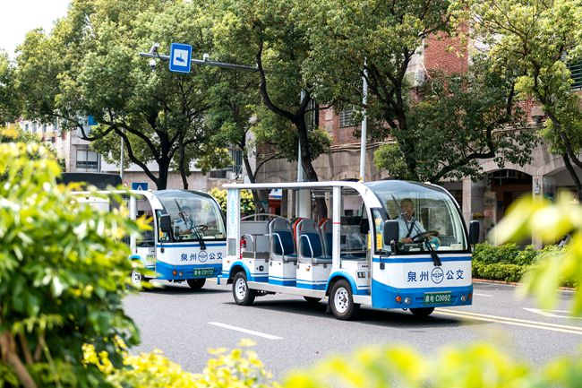 作為公共交通出行系統(tǒng)重要組成部分，泉州古城電瓶車(chē)“小白”深受市民、游客喜愛(ài)。泉州市交通運(yùn)輸局供圖