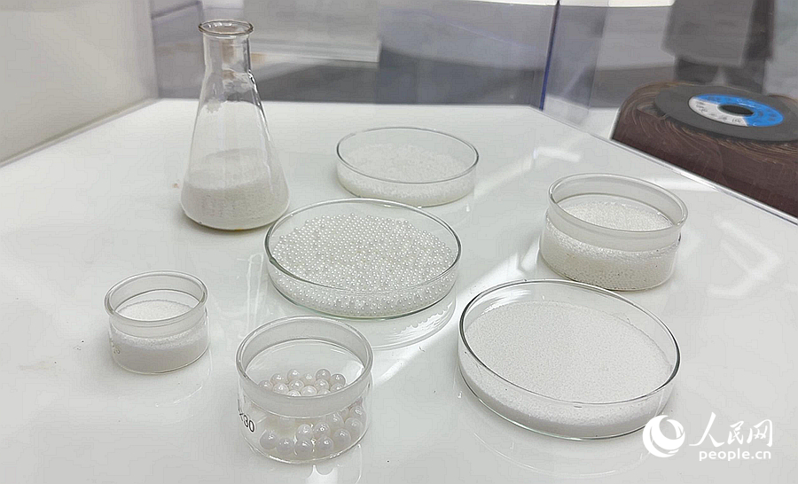 不同尺寸的鋯珠。人民網記者 劉卿攝