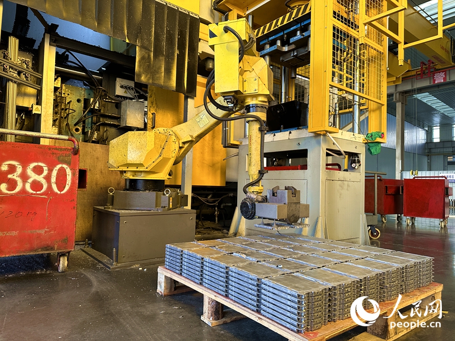 鋁合金端板機械化生產。人民網記者 劉卿攝