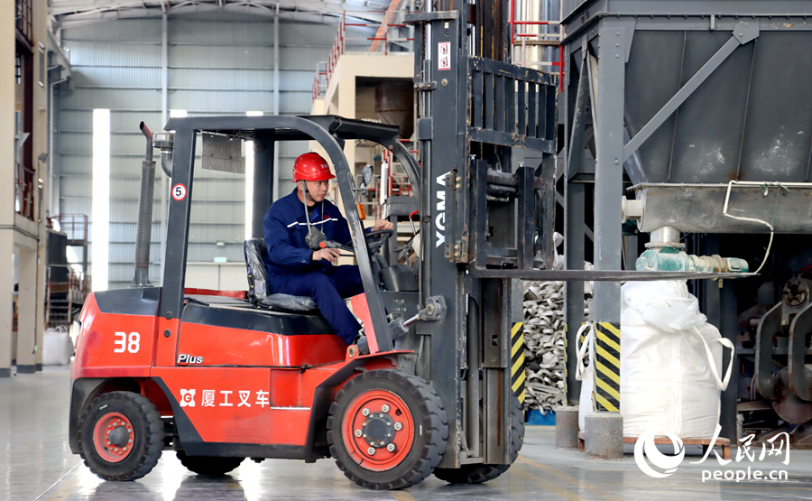 廠房內，操作工人正將生產好的鋯粉分裝打包。人民網記者 林曉麗攝