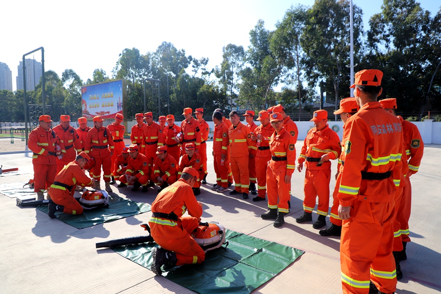 裝備拆解結(jié)合觀摩。廈門市應(yīng)急管理局供圖