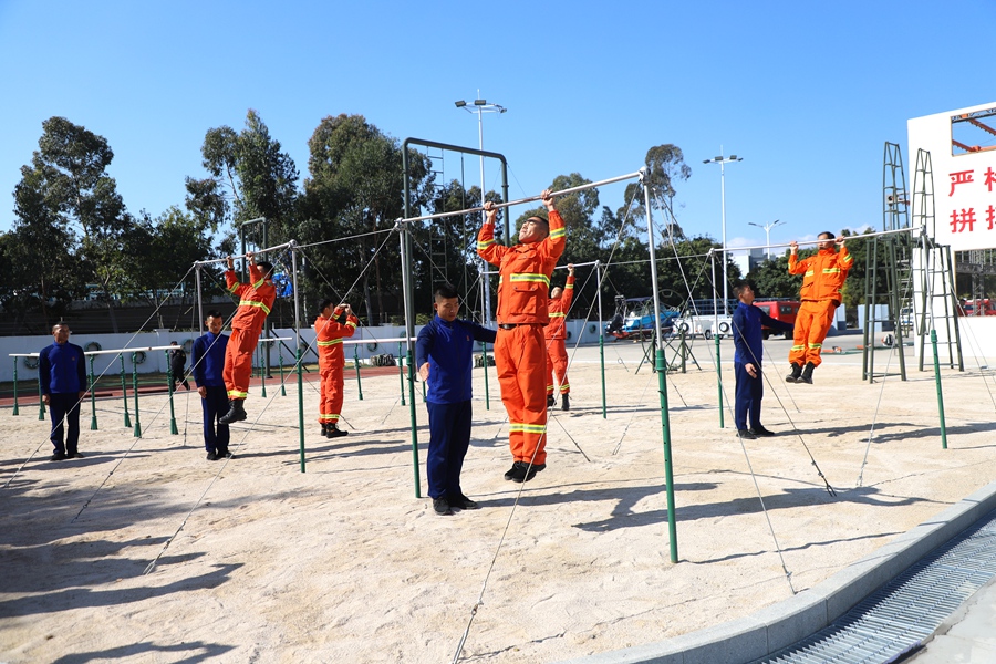 引體向上體能訓(xùn)練。廈門市應(yīng)急管理局供圖
