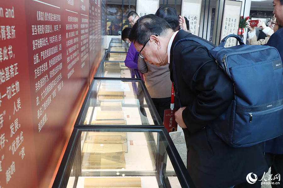 與會(huì)嘉賓代表參觀“科學(xué)與愛(ài)國(guó)——紀(jì)念嚴(yán)復(fù)誕辰170周年文物展”。人民網(wǎng) 黃東儀攝