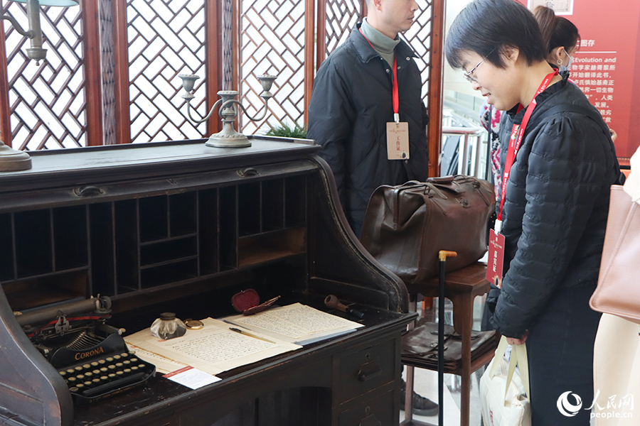 與會(huì)嘉賓在“科學(xué)與愛(ài)國(guó)——紀(jì)念嚴(yán)復(fù)誕辰170周年文物展”上參觀嚴(yán)復(fù)生前使用過(guò)的書(shū)桌。人民網(wǎng) 黃東儀攝
