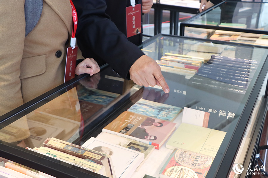 與會(huì)嘉賓參觀后世學(xué)者研究嚴(yán)復(fù)的書(shū)籍。人民網(wǎng) 黃東儀攝
