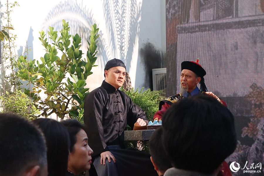 《筆醒山河》嚴(yán)復(fù)主題沉浸式戲劇演出現(xiàn)場(chǎng)，舞臺(tái)上左一為“嚴(yán)復(fù)”。人民網(wǎng) 黃東儀攝