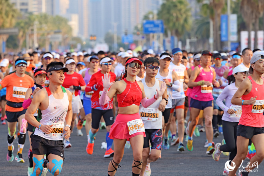 選手們在賽道上激烈角逐。人民網記者 陳博攝