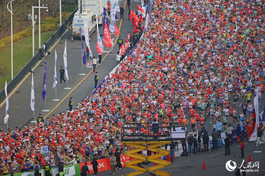 作為2024年全球首場“世界田聯精英白金標”賽事，本屆廈馬匯聚了一批國內外頂級選手和高水平大眾跑者。人民網記者 陳博攝