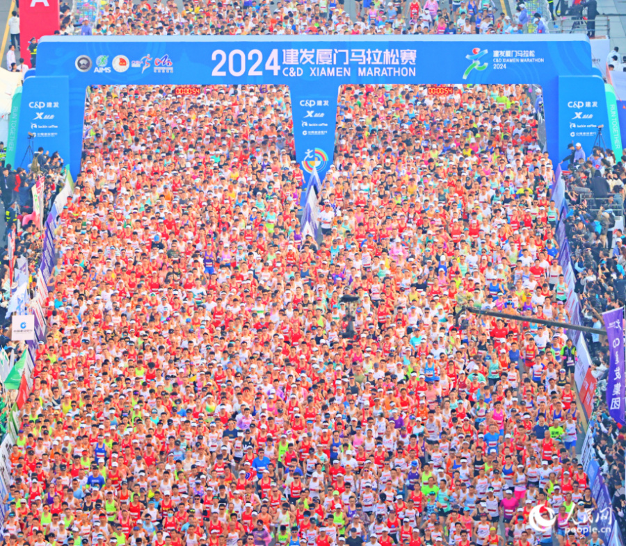 3萬名參賽選手激情奔跑，再現群雄逐“鷺”的壯觀景象。人民網記者 陳博攝