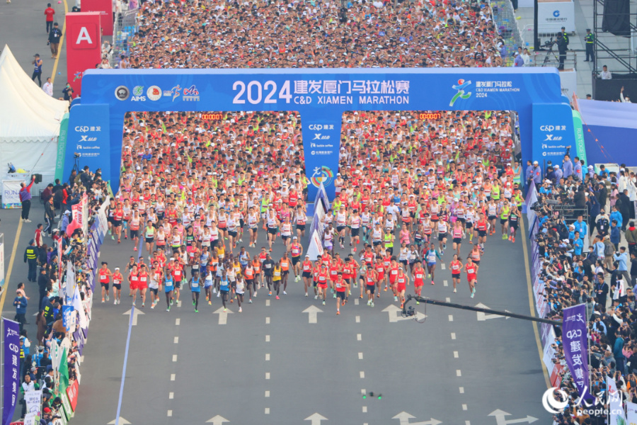 7日上午7時30分，2024建發(fā)廈門馬拉松賽在廈門國際會展中心鳴槍開跑。人民網記者 陳博攝