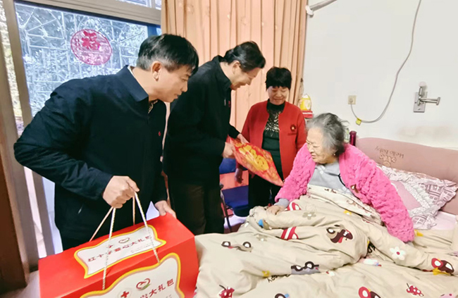 市紅十字會領導（左一、左二）走進困難家庭，送上新春大禮包和祝福慰問。林林攝