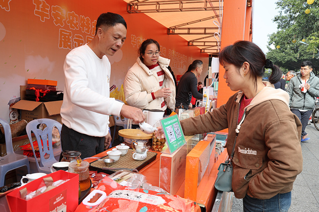 現(xiàn)場，不少市民駐足選購華安縣農(nóng)特產(chǎn)品。陳蕾攝