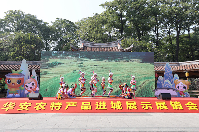 活動現(xiàn)場還舉行特色文藝表演。陳蕾攝