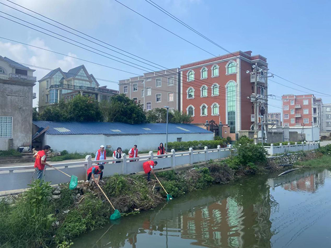 港頭鎮(zhèn)開展護(hù)河愛水、清潔家園行動(dòng)。福清市港頭鎮(zhèn)供圖