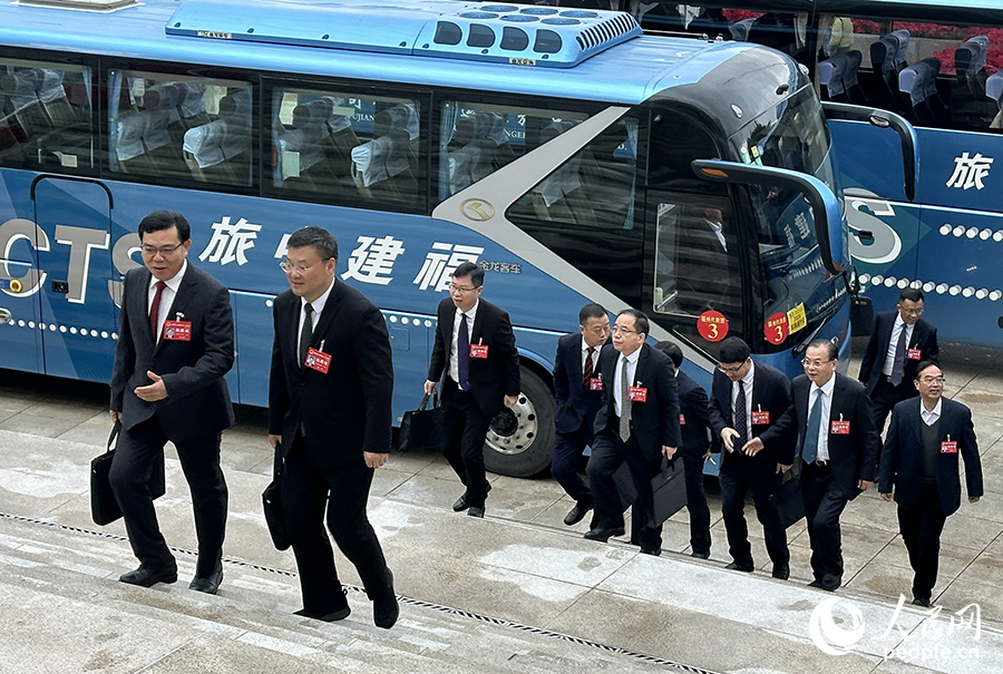 代表們步入會(huì)場(chǎng)。人民網(wǎng)記者 劉卿攝