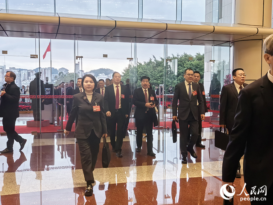 福建省人大代表步入會(huì)場(chǎng)。人民網(wǎng)記者 林曉麗攝