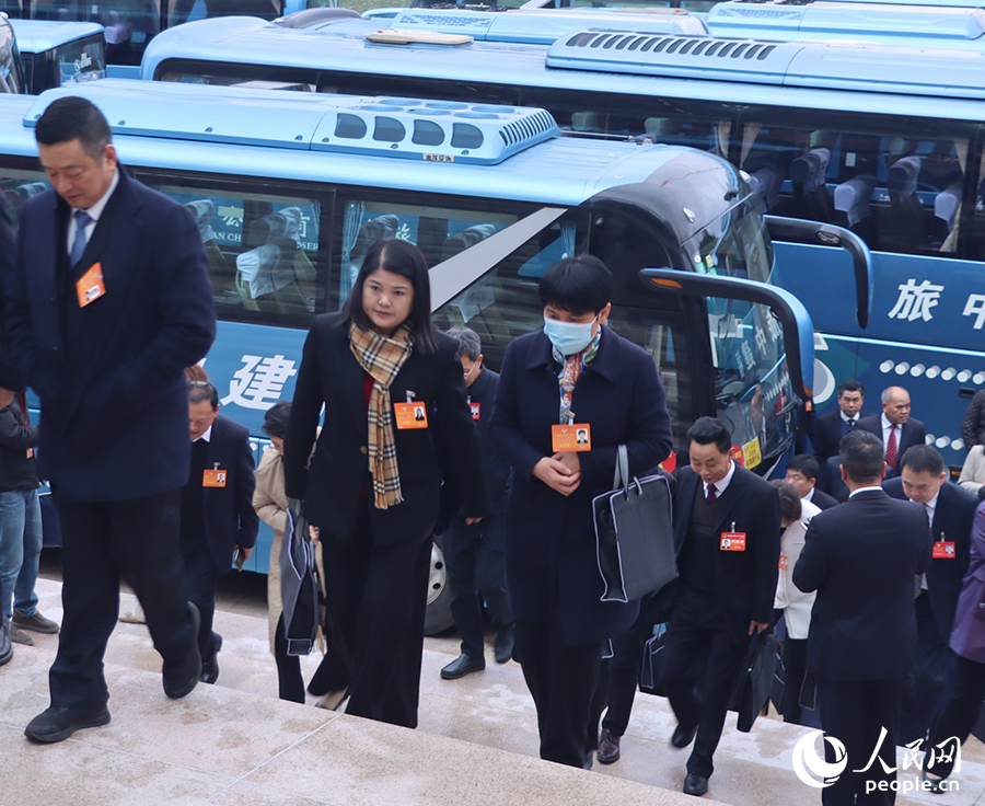 代表們步入會(huì)場(chǎng)。人民網(wǎng)記者 劉卿攝